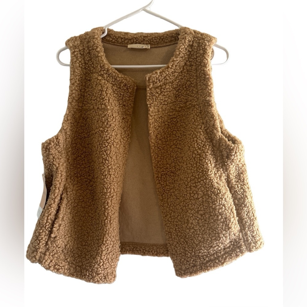 NWT taupe vest with side pockets and front full closures, Size Medium - Picture 2 of 3